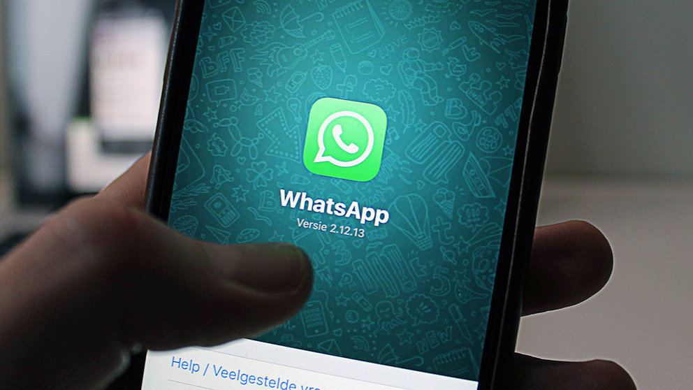 Whatsapp iniciándose en un smartphone