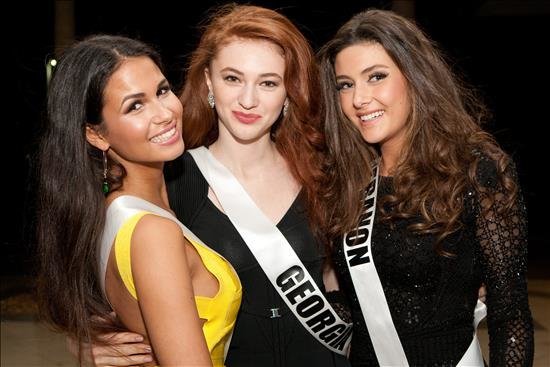 Fotografía cedida por la organización Miss Universo en la que se registró a las representantes de Bélgica, Anissa Blondin, de Georgia, Ana Zubashvili (c), y de Líbano, Saly Greige (d), en Miami, (Florida, EE.UU.). EFE