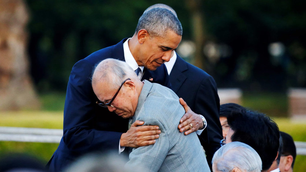Obama abraza a un superviviente de la bomba atómica de Hiroshima